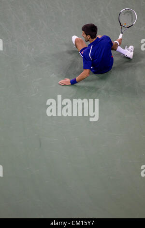 Novak Djokovic (SBR) im Wettbewerb der Herren Finale beim 2012 uns Open Tennisturnier, Flushing, New York. USA.10th September Stockfoto