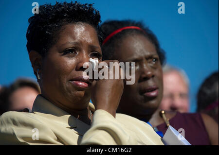 Pentagon Terrorismus Überlebenden Linda Irving und Aline Tyler besuchen eine Zeremonie zum Gedenken an den 11. Jahrestag von 9/11, 2001 Terroranschläge auf das Pentagon 11. September 2012 in Pentagon City, VA. Stockfoto