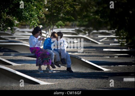 Sophia, Steve und Kyle Schaffer, besuchen Kinder des Pentagon Überlebenden Navy Lieutenant Kevin Schaffer die Zeremonie zum Gedenken an den 11. Jahrestag der 9/11 Terroranschläge auf das Pentagon 11. September 2012 im Pentagon City, VA. Stockfoto