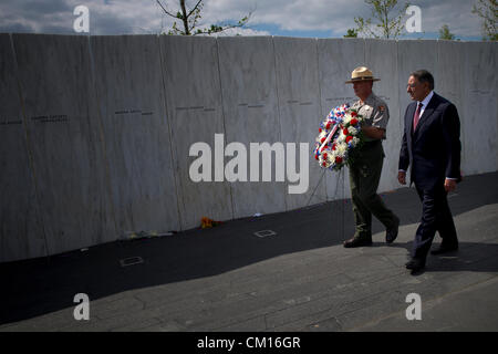 US-Verteidigungsminister Leon Panetta legt einen Kranz an den Flug 93 Memorial Plaza Wand von Namen am Vorabend des Jahrestages von 9/11 Angriffe 10. September 2012 in Shanksville, Pennsylvania. Stockfoto