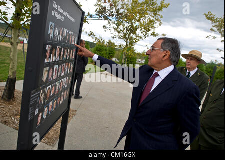 US-Verteidigungsminister Leon Panetta besucht die Flug 93 Memorial Plaza Wand von Namen am Vorabend des Jahrestages von 9/11 Angriffe 10. September 2012 in Shanksville, Pennsylvania. Stockfoto