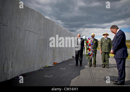 US-Verteidigungsminister Leon Panetta legt einen Kranz an den Flug 93 Memorial Plaza Wand von Namen am Vorabend des Jahrestages von 9/11 Angriffe 10. September 2012 in Shanksville, Pennsylvania. Stockfoto