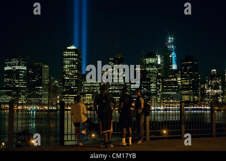 New York, USA. 11. September 2012. Menschen versammelten sich auf der Brooklyn Heights Promenade in der Nähe von Mitternacht am elften Jahrestag von 9/11 Terroranschläge und beobachtete die jährlichen Tribute in Light für die Opfer. Stockfoto