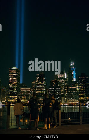 New York, USA. 11. September 2012. Menschen versammelten sich auf der Brooklyn Heights Promenade in der Nähe von Mitternacht am elften Jahrestag von 9/11 Terroranschläge und beobachtete die jährlichen Tribute in Light für die Opfer. Stockfoto