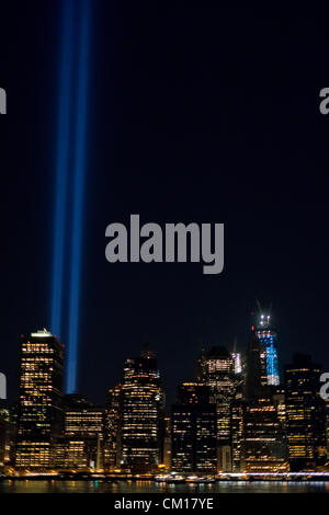 New York, USA. 11. September 2012. Die jährlichen Tribute in Light für die Opfer von 9/11 Terroranschläge auf das World Trade Center in New York war von der Brooklyn Heights Promenade am elften Jahrestag der Anschläge sichtbar. Stockfoto