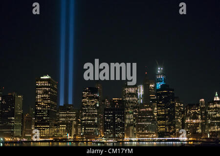 New York, USA. 11. September 2012. Die jährlichen Tribute in Light für die Opfer von 9/11 Terroranschläge auf das World Trade Center in New York war von der Brooklyn Heights Promenade am elften Jahrestag der Anschläge sichtbar. Stockfoto