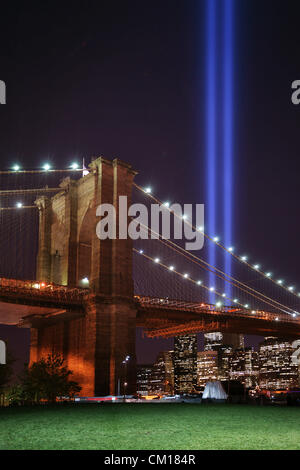 New York, NY - 11. September 2012: Zwei Säulen des Lichts, eine jährliche Installation namens "Tribute in Light", steigen in den Nachthimmel über der Brooklyn Bridge und Manhattan im Gedenken an 9/11 Angriffe vor 11 Jahren. Bildnachweis: Arny Raedts / Alamy Live News Stockfoto