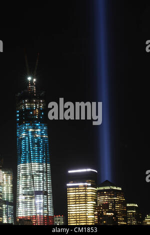 11. September 2012 - Leuchten New York, New York, USA - am 11. Jahrestag des Anschlags auf das World Trade Center in N.Y.C Twin Balken von blauem Licht wo die Türme stehen verwenden.    Ã'Â © 2012. Freedom Tower leuchtet in rot, weiß & Blue(Credit Image: Â© Bruce Cotler/Globe Photos/ZUMAPRESS.com) Stockfoto