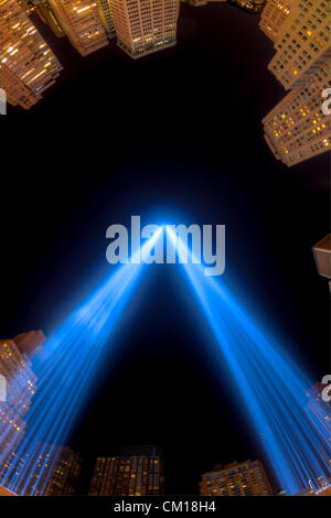 Die zwei Lichtstrahlen der Tribute in Light, eine jährliche Erinnerung an die Ereignisse des 11. September 2001, Leuchten in den Nachthimmel in New York City. Stockfoto