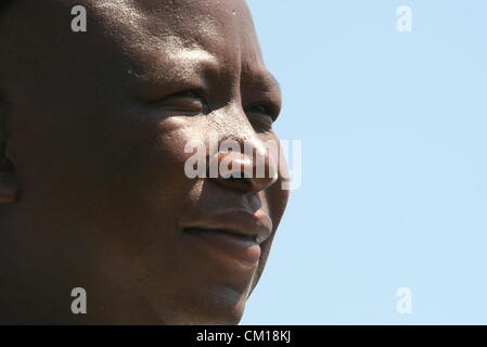 Carletonville, Südafrika. 11. September 2012. Vertriebene ANC Youth League Präsident Julius Malema Adressen verärgerte Minenarbeiter in Gold Felder Mine am 11. September 2012 in Carletonville, Südafrika. Die South African Defence Force wurde auf hohe aufmerksam folgende Malema Besuche in verschiedenen Minen im Land gelegt. (Foto von Gallo Images / Sowetan / Antonio Muchave) Stockfoto