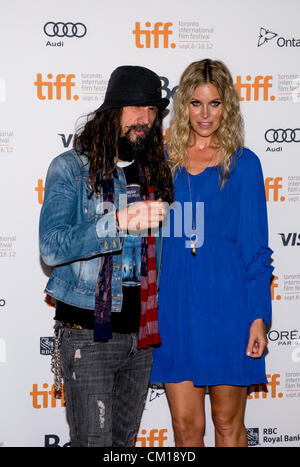 10. September 2012 - Toronto, Ontario, Kanada - Filmemacher / Musiker ROB ZOMBIE (L) und Schauspielerin SHERI MOON ZOMBIE an "The Lords Of Salem" Premiere während der 2012 Toronto International Film Festival an der Ryerson Theatre am 10. September 2012 in Toronto, Kanada. (Kredit-Bild: © Igor Vidyashev/ZUMAPRESS.com) Stockfoto