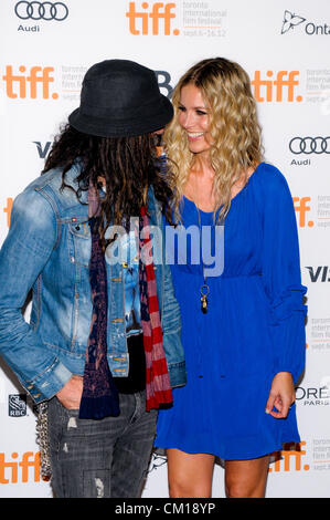 10. September 2012 - Toronto, Ontario, Kanada - Filmemacher / Musiker ROB ZOMBIE (L) und Schauspielerin SHERI MOON ZOMBIE an "The Lords Of Salem" Premiere während der 2012 Toronto International Film Festival an der Ryerson Theatre am 10. September 2012 in Toronto, Kanada. (Kredit-Bild: © Igor Vidyashev/ZUMAPRESS.com) Stockfoto