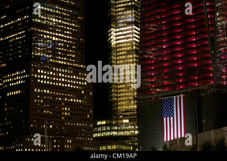 New York, NY - 11. September 2012: The World Trade Center Bau Website wie es leuchtet in rot, weiß und blau im Gedenken an den 9/11-Anschlägen 11 Jahre vor. Stockfoto