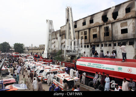 Karachi, Pakistan. 12. September 2012. Rettungskräfte führen Rettungsarbeiten an der Stelle des verbrannten Textilfabrik in Karachi 12. September 2012. Atleast 289 Arbeiter wurden verbrannt, wenn Feuer eine Textilfabrik in Karachi verschlungen. Stockfoto