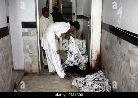 Karachi, Pakistan. 12. September 2012. Angehörige von den verbrannten Arbeiter versammelten sich an einem Krankenhaus Leichenschauhaus, ihre lieben in Karatschi 12. September 2012 zu identifizieren. Atleast 289 Arbeiter wurden verbrannt, wenn Feuer eine Textilfabrik in Karachi verschlungen. Stockfoto