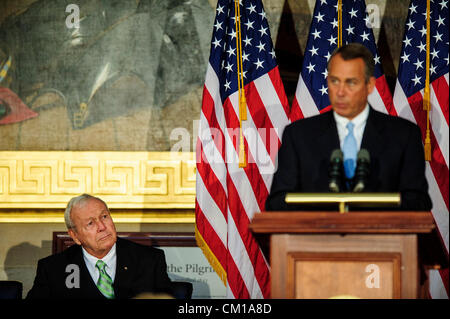 12. September 2012 - US - Golf-Legende sieht ARNOLD PALMER auf, als Sprecher des Hauses JOHN BOEHNER während einer Zeremonie auf dem Capitol Hill Mittwoch spricht. Kongress Medaille Palmer für seine Verdienste um das Spiel des Golfs und seine bürgerlichen Beiträge an die Nation. (Bild Kredit: Pete Marovich/ZUMAPRESS.com ©) Stockfoto