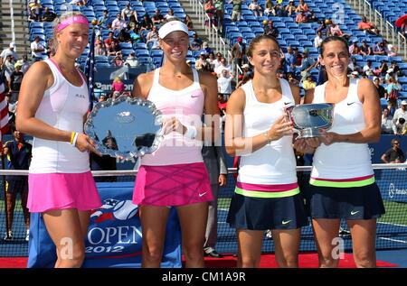 09.09.2012. Flushing, New York, USA.   US Open 2012 USTA Billie Jean King National Tennis Center Flushing Wiesen New York ITF Grand Slam Tennisturnier Damen Doppel Award Zeremonie Abschlusspräsentation der unterlegenen Finalisten Lucie Hradecka und Andrea Hlavackova ITA und der Gewinner Sara Errani sowohl Roberta Vinci beide ITA mit dem Cup Stockfoto