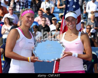 09.09.2012. Flushing, New York, USA.   US Open 2012 USTA Billie Jean King National Tennis Center Flushing Wiesen New York ITF Grand Slam Tennisturnier Damen Doppel Award Zeremonie Abschlusspräsentation der unterlegenen Finalisten Lucie Hradecka und Andrea Hlavackova beide CZE Stockfoto