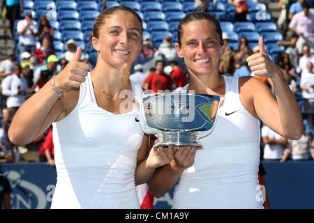 09.09.2012. Flushing, New York, USA.   US Open 2012 USTA Billie Jean King National Tennis Center Flushing Wiesen New York ITF Grand Slam Tennisturnier Damen Doppel Final Award Zeremonie Präsentation der Gewinner Sara Errani und Roberta Vinci beide ITA mit dem Cup Stockfoto