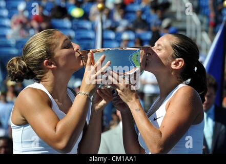 09.09.2012. Flushing, New York, USA.  Sara Errani Roberta Vinci Italiens zu küssen und die Trophäe bei der Preisverleihung für die Damen Doppel Finale gegen Andrea Hlavackova und Lucie Hradecka von der Tschechischen Republik in The uns Open Tennisturnier in New York Stockfoto