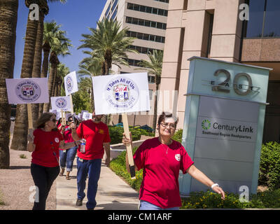 12. September 2012 - Phoenix, Arizona, USA - Mitglieder der Kommunikation Arbeiter von Amerika (CWA) lokale 7019 Streikposten CenturyLink Büros in Phoenix. Rund 100 Mitglieder der CWA pfählte CenturyLink (ehemals Qwest) Büros Mittwoch. Die CWA und CenturyLink Vertragsverhandlungen trat am 15. August. Die Verhandlungen zu decken mehr als 15.000 Arbeitnehmer in den westlichen Vereinigten Staaten. Schlüsselthemen gehören Outsourcing und vorgeschlagenen Kürzungen für Rentner gesundheitliche Vorteile. (Bild Kredit: Jack Kurtz/ZUMAPRESS.com ©) Stockfoto