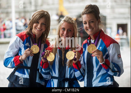 10.09.2012, London, England.  Laura Trott (c) posieren für die Fotografen eintreffen für einen Empfang bei der britische Premierminister David Cameron für britische Olympische und paralympische Athleten im Queen Elizabeth Conference Centre in London. Stockfoto