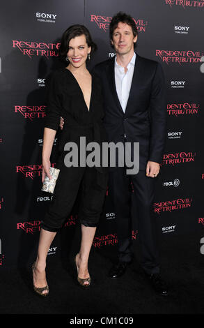 Los Angeles, CA, USA 12. September 2012. Mila Jovovich und Paul WS Anderson in der Film-premiere für Resident Evil - Vergeltung Foto © Sydney Alford / ALAMY Stockfoto