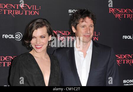 Los Angeles, USA. 12. September 2012. Milla Jovovich, Paul W.S. Anderson im Ankunftsbereich für RESIDENT EVIL: RETRIBUTION Premiere, Regal Kinos L.A. Live, Los Angeles, CA 12. September 2012. Foto von: Elizabeth Goodenough/Everett Collection Stockfoto