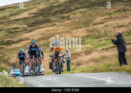 Staffordshire, UK. 13. September 2012. Bradley Wiggins und Mark Cavendish, beide Team Sky, Hauptfeld hinterher Fallenlassen auf Staffordshire Moors auf der 5. Etappe der Tour of Britain, 13. September 2012. Bildnachweis: Paul Griffiths / Alamy Live News Stockfoto