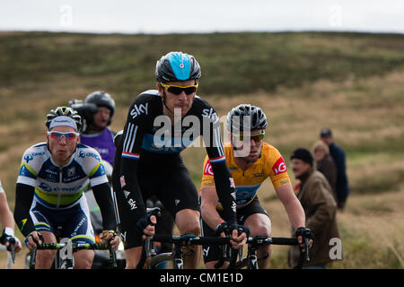 Staffordshire, UK. 13. September 2012. Bradley Wiggins und Mark Cavendish, Team Sky, hinter Hauptfeld auf Staffordshire Moors auf der 5. Etappe der Tour of Britain, 13. September 2012. Bildnachweis: Paul Griffiths / Alamy Live News Stockfoto