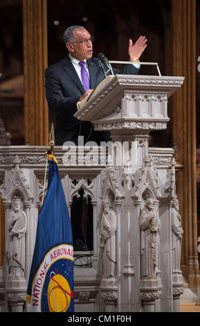 NASA-Administrator Charles Bolden liefert einen Tribut während einer Trauerfeier feiert das Leben von Neil Armstrong 13. September 2012 an der National Cathedral in Washington, DC. Armstrong, der erste Mann, Spaziergang auf dem Mond während der Mission Apollo 11 1969 starb August 25. Er war 82. Stockfoto