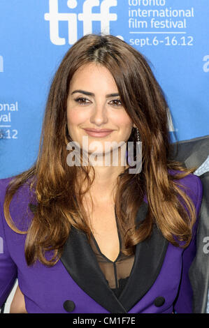 13. September 2012 - Toronto, Ontario, Kanada - PENELOPE CRUZ besucht die "Zweimal geboren" Foto-Shooting während der 2012 Toronto International Film Festival in TIFF Bell Lightbox statt. (Kredit-Bild: © Igor Vidyashev/ZUMAPRESS.com) Stockfoto