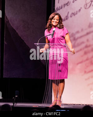 13. September 2012 - gibt Philadelphia, Pennsylvania, USA - Laila Ali, Tochter von Boxlegende Muhammad Ali, der Laudatio kurz vor ihrem Vater Award 2012 Liberty Medal an das National Constitution Center. Als Herzstück der bundesweiten Feier des 225. Jahrestag der Verfassung der Vereinigten Staaten die National Constitution Center 2012 Liberty Medaillenvergabe Muhammad Ali als ein Verfechter der Freiheit anerkannt und eine lebendige Verkörperung der Verfassung, die alles, was die Auszeichnung verdeutlicht wurde gegründet, um zu Ehren. Stockfoto