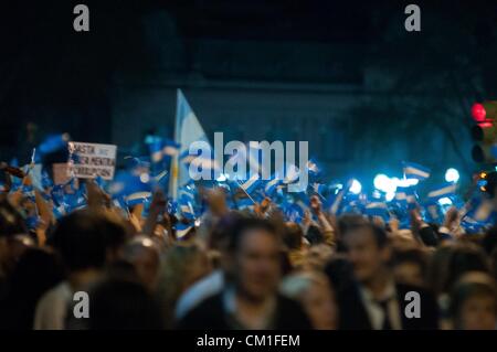 13. September 2012 - Buenos Aires, Buenos Aires, Argentinien - rund 50000 Menschen an einer '' Cacerolazo'' teilgenommen eine Art Protest in die Demonstranten machen Lärm gegen Pfannen und Töpfe, gegen die Regierung von Cristina Fernandez Kirchner. (Bild Kredit: Patricio Murphy/ZUMAPRESS.com ©) Stockfoto