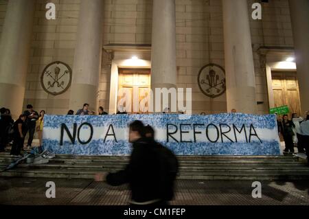 13. September 2012 - Buenos Aires, Buenos Aires, Argentinien - rund 50000 Menschen an einer '' Cacerolazo'' teilgenommen eine Art Protest in die Demonstranten machen Lärm gegen Pfannen und Töpfe, gegen die Regierung von Cristina Fernandez Kirchner. (Bild Kredit: Patricio Murphy/ZUMAPRESS.com ©) Stockfoto