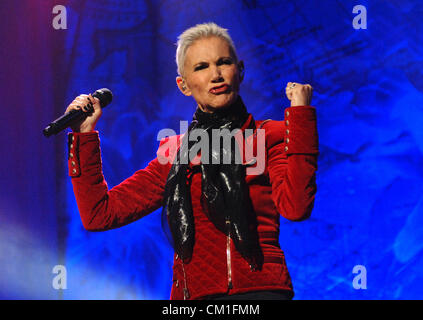 Sept. 12, führt 2012 - Vancouver, British Columbia, Kanada - Sängerin MARIE FREDRIKSSON der schwedischen pop-Duo Roxette mit der Band in der Rogers Arena in Vancouver, Kanada. (Kredit-Bild: © Sergej Bachlakov/ZUMAPRESS.com) Stockfoto