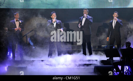 Multinationale operatic pop Vokalquartett und nach den klassischen Brit Awards 2011 erfolgreichste Band des letzten Jahrzehnts, Il Divo, bestehend aus spanischen Bariton Carlos Marin (rechts), amerikanische Tenor David Miller (zweiter von links), Schweizer Tenor Urs Bühler (zweiter von rechts) und französische pop-Sängerin Sebastien Izambard (links), erschienen in der O2 Arena in Paruge, Tschechische Republik, September 13 , 2012. (CTK Foto/Vit Simanek) Stockfoto