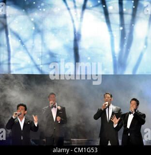 Multinationale operatic pop Vokalquartett und nach den klassischen Brit Awards 2011 erfolgreichste Band des letzten Jahrzehnts, Il Divo, bestehend aus spanischen Bariton Carlos Marin (rechts), amerikanische Tenor David Miller (zweiter von links), Schweizer Tenor Urs Bühler (zweiter von rechts) und französische pop-Sängerin Sebastien Izambard (links), erschienen in der O2 Arena in Paruge, Tschechische Republik, September 13 , 2012. Stockfoto