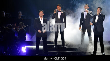 Multinationale operatic pop Vokalquartett und nach den klassischen Brit Awards 2011 erfolgreichste Band des letzten Jahrzehnts, Il Divo, bestehend aus spanischen Bariton Carlos Marin (rechts), amerikanische Tenor David Miller (zweiter von links), Schweizer Tenor Urs Bühler (zweiter von rechts) und französische pop-Sängerin Sebastien Izambard (links), erschienen in der O2 Arena in Paruge, Tschechische Republik, September 13 , 2012. Stockfoto