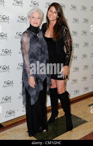 Lee Meriwether, Tochter Lesley Aletter im Ankunftsbereich für Theater West 50. Jubiläums-Gala, die Taglyan Cultural Complex, Los Angeles, CA 13. September 2012. Foto von: Sara Cozolino/Everett Collection Stockfoto