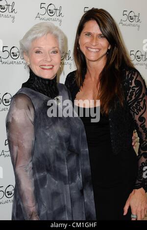 Lee Meriwether, Tochter Lesley Aletter im Ankunftsbereich für Theater West 50. Jubiläums-Gala, die Taglyan Cultural Complex, Los Angeles, CA 13. September 2012. Foto von: Sara Cozolino/Everett Collection Stockfoto