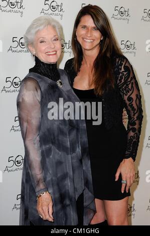 Lee Meriwether, Tochter Lesley Aletter im Ankunftsbereich für Theater West 50. Jubiläums-Gala, die Taglyan Cultural Complex, Los Angeles, CA 13. September 2012. Foto von: Sara Cozolino/Everett Collection Stockfoto