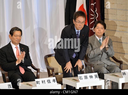 14. September 2012, Tokyo, Japan - Bögen Generalsekretär Nobuteru Ishihara der wichtigsten Oppositionspartei Liberal-Demokratischen Partei, während eine politische Debatte durch die Kandidaten bei den Präsidentschaftswahlen der LDP an seinem Hauptsitz in Tokio auf Samstag, 15. September 2012. Beifall auf der linken Seite ist ehemaliger Chief Kabinettssekretär Nobutaka Machimura und auf der rechten Seite Yoshimasa Hayashi, stellvertretender Vorsitzender der Partei Politik Research Council.  Hüte in den Ring werfen, denn die Parteiführung: Ishihara; Machimura; Hayashi; ehemaliger Verteidigungsminister Shigeru Ishiba und ehemalige Premierminister Shinzo Abe. Das par Stockfoto