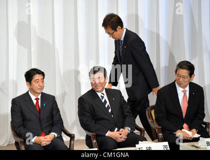 14. September 2012, geht Tokyo, Japan - Nobuteru Ishihara, Hintergrund, Generalsekretär der wichtigsten Oppositionspartei Liberal-Demokratischen Partei, auf das Podium während einer politischen Debatte durch die Kandidaten bei den Präsidentschaftswahlen der LDP an seinem Hauptsitz in Tokio auf Samstag, 15. September 2012. Vorne sitzen; von links: ehemaliger Premierminister Shizo Abe; ehemaliger Verteidigungsminister Shigeru Ishiba; und ehemaliger Chief Kabinettssekretär Nobutaka Machimura.  Die vier senior LDP Gesetzgeber und Yoshimasa Hayashi, stellvertretender Vorsitzender der Partei Policy Research Council, laufen im September 2 Stockfoto