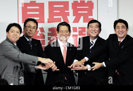 14. September 2012 gelten - Tokyo, Japan - (L-R) Yoshimasa Hayashi, Nobuteru Ishihara, Nobutaka Machimura, Shigeru Ishiba und Shinzou Abe während der Japan Opposition Liberal-Demokratischen Partei Präsidentschaftskandidaten am Sitz der regierenden Liberaldemokratischen Partei (LDP). Die Präsidentenwahl findet am 26. September statt. Stockfoto