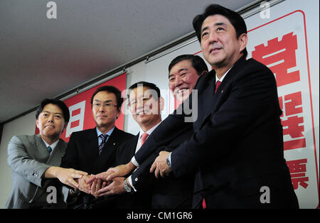 14. September 2012 sind während der Japan Opposition Liberal-Demokratischen Partei Präsidentschaftskandidaten am Sitz der regierenden Liberaldemokratischen Partei (LDP) am 14. September 2012 in Tokio, Japan - Tokyo, Japan - (L-R) Yoshimasa Hayashi, Nobuteru Ishihara, Nobutaka Machimura, Shigeru Ishiba und Shinzou Abe gesehen. (Kredit-Bild: © Hajime Takashi/Jana Press/ZUMAPRESS.com) Stockfoto