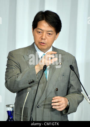 14. September 2012, liefert Tokyo, Japan - Yoshimasa Hayashi, stellvertretender Vorsitzender der Liberal-Demokratischen Partei Policy Research Council, seine Rede während einer Debatte der Kandidaten bei den Präsidentschaftswahlen der Partei in der LDP-Zentrale in Tokio auf Freitag, 14. September 2012 ausgeführt.   Hüte in den Ring werfen, denn die Parteiführung: Hayashi, LDP-Generalsekretär Nobuteru Ishihara; ehemaliger Chief Kabinettssekretär Nobutaka Machimura; ehemaliger Verteidigungsminister Shigeru Ishiba und ehemalige Premierminister Shizo Abe. Die Partei wählt neuen Präsidenten Sadakalzu Tanigaki erfolgreich Stockfoto