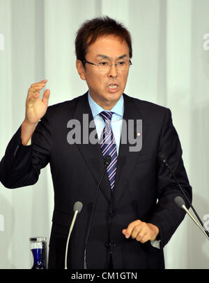 14. September 2012, liefert Tokyo, Japan - Nobuteru Ishihara, Generalsekretär der wichtigsten Oppositionspartei Liberal-Demokratischen Partei, seine Rede während einer Debatte der Kandidaten bei den Präsidentschaftswahlen der Partei in der LDP-Zentrale in Tokio auf Freitag, 14. September 2012 ausgeführt.   Hüte in den Ring werfen, denn die Parteiführung: Ishihara; Yoshimasa Hayashi, stellvertretender Vorsitzender des politischen Forschungsrates LDP; ehemaliger Chief Kabinettssekretär Nobutaka Machimura; ehemaliger Verteidigungsminister Shigeru Ishiba und ehemalige Premierminister Shizo Abe. Die Partei wählt neuen Präsidenten, suc Stockfoto