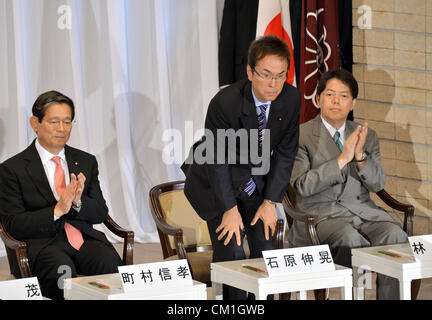 14. September 2012, Tokyo, Japan - Bögen Generalsekretär Nobuteru Ishihara der wichtigsten Oppositionspartei Liberal-Demokratischen Partei, während eine politische Debatte durch die Kandidaten bei den Präsidentschaftswahlen der LDP an seinem Hauptsitz in Tokio auf Freitag, 14. September 2012. Beifall auf der linken Seite ist ehemaliger Chief Kabinettssekretär Nobutaka Machimura und auf der rechten Seite Yoshimasa Hayashi, stellvertretender Vorsitzender der Partei Politik Research Council.  Hüte in den Ring werfen, denn die Parteiführung: Ishihara; Machimura; Hayashi; ehemaliger Verteidigungsminister Shigeru Ishiba und ehemalige Premierminister Shinzo Abe. Die Partei Stockfoto