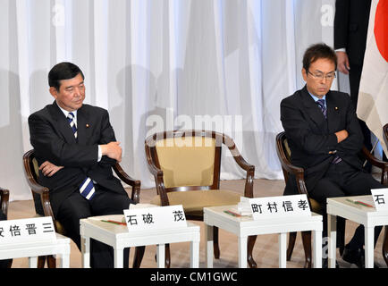 14. September 2012, sitzen Tokyo, Japan - der ehemalige Verteidigungsminister Shigeru Ishiba, links, und Generalsekretär Nobuteru Ishihara der wichtigsten Oppositionspartei Liberal-Demokratischen Partei nebeneinander mit einem leeren Stuhl in der Mitte in eine politische Debatte durch die Kandidaten bei den Präsidentschaftswahlen der LDP an seinem Hauptsitz in Tokio auf Freitag, 14. September 2012.   Obuchi und Ishihara sind zwei Spitzenreiter im Präsidentschaftswahlkampf, in denen ehemalige Premierminister Shizo Abe; ehemaliger Chief Kabinettssekretär Nobutaka Machimura und Yoshimasa Hayashi, stellvertretender Vorsitzender der Partei Politik Forschung Stockfoto
